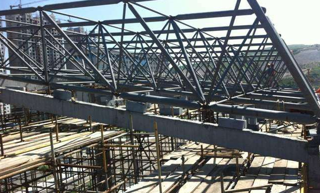 卫辉简述网架公司的黑色压型钢板的吊装步履